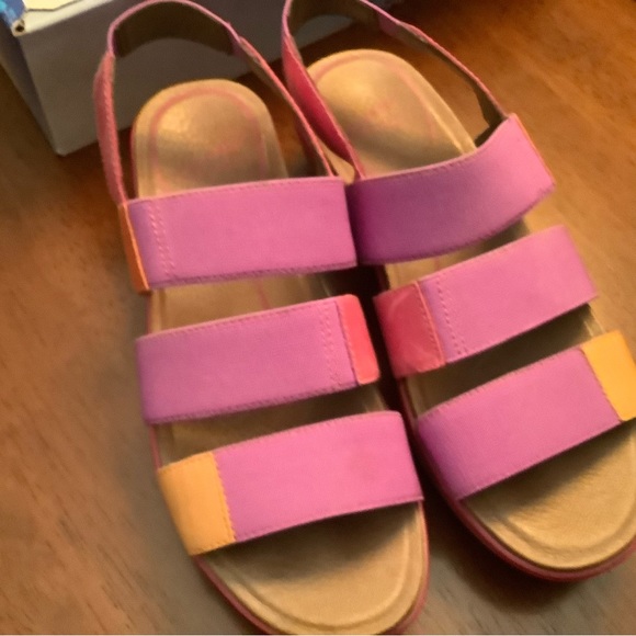 Cute open toe Dansko sandals with small wedge heel - Picture 5 of 6
